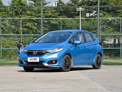 这几款10万元左右就能办下来的精品两厢小型车,最适合新手