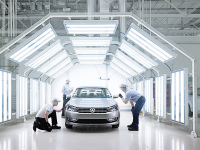 卖一辆车亏几万，这些车企是真傻吗？