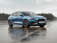 兄弟，你这车一看就知道是性能车，不便宜吧