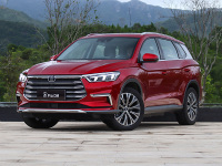 等等，这款轴距2米9的比亚迪SUV即将上市，见过都说帅