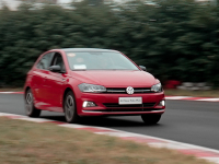 我们把全新一代Polo Plus “铲”上了卡丁车场赛道的路肩