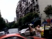 保时捷女车主当街掌掴男司机，男方反掴打飞帽子