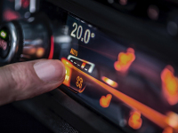 以前的车增加配置要去4S店，现在只要上网就可以了！