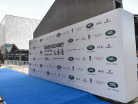 以艺境之美，演绎“巅峰人生” 路虎携手大卫·霍克尼呈现重磅艺术展——《大水花》