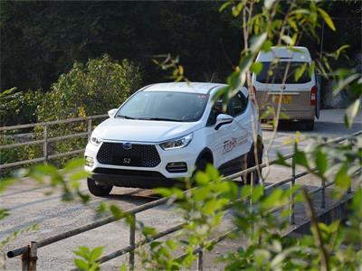 电动车也能翻山越岭？这辆10万元的纯电小型SUV不简单！