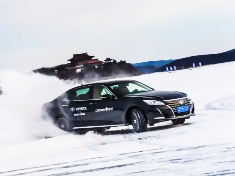 见过后驱车,但你肯定没见过它在雪地打滑