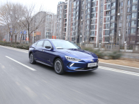 这款运动家轿实力与颜值兼具，关键还不用摇号