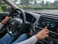 汽车已经发展到，很多人已经不会“开车”了！