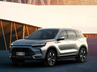 三连屏，顶配不到15万，这些车换个标能卖40多万？