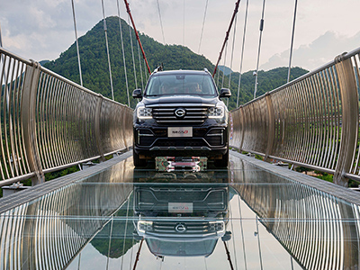 征战“世界最长玻璃桥”，广汽传祺GS8完成又一“极限挑战”