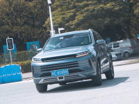 连屏堪比极品飞车？10万出头这车让妹子爱不释手！