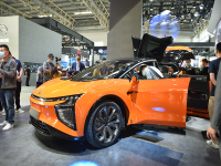 高合HiPhi X60万起 展翼门比特斯拉牛 全身黑科技