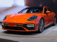 德国与意大利的豪华竞争 Panamera vs 总裁