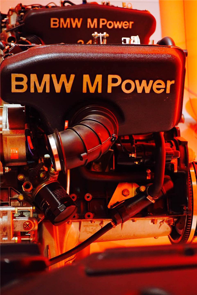 0csl的m power发动机,打开机舱就能验明这台csl的正身.