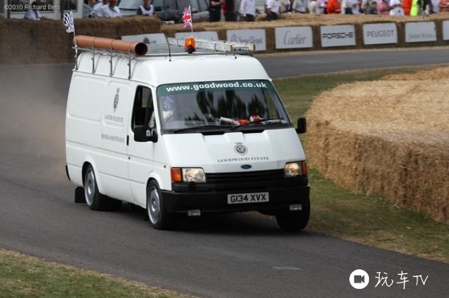 使用了ve6一代的全顺作为xj220发动机的测试用车,transit mule car