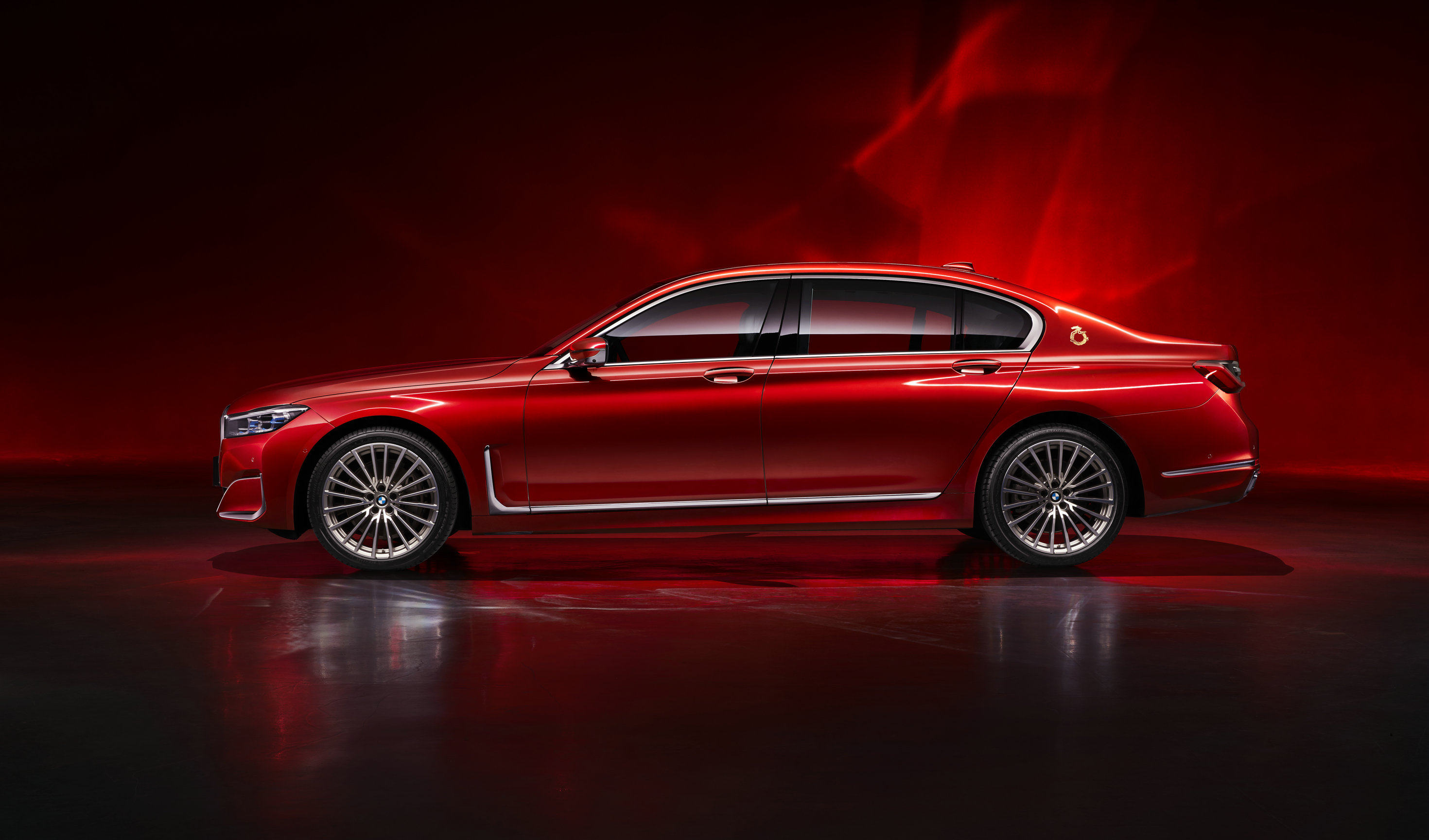 新bmw 7系华彩辉耀典藏版由宝马与鲁晓波院长领衔的清华美院合作推出