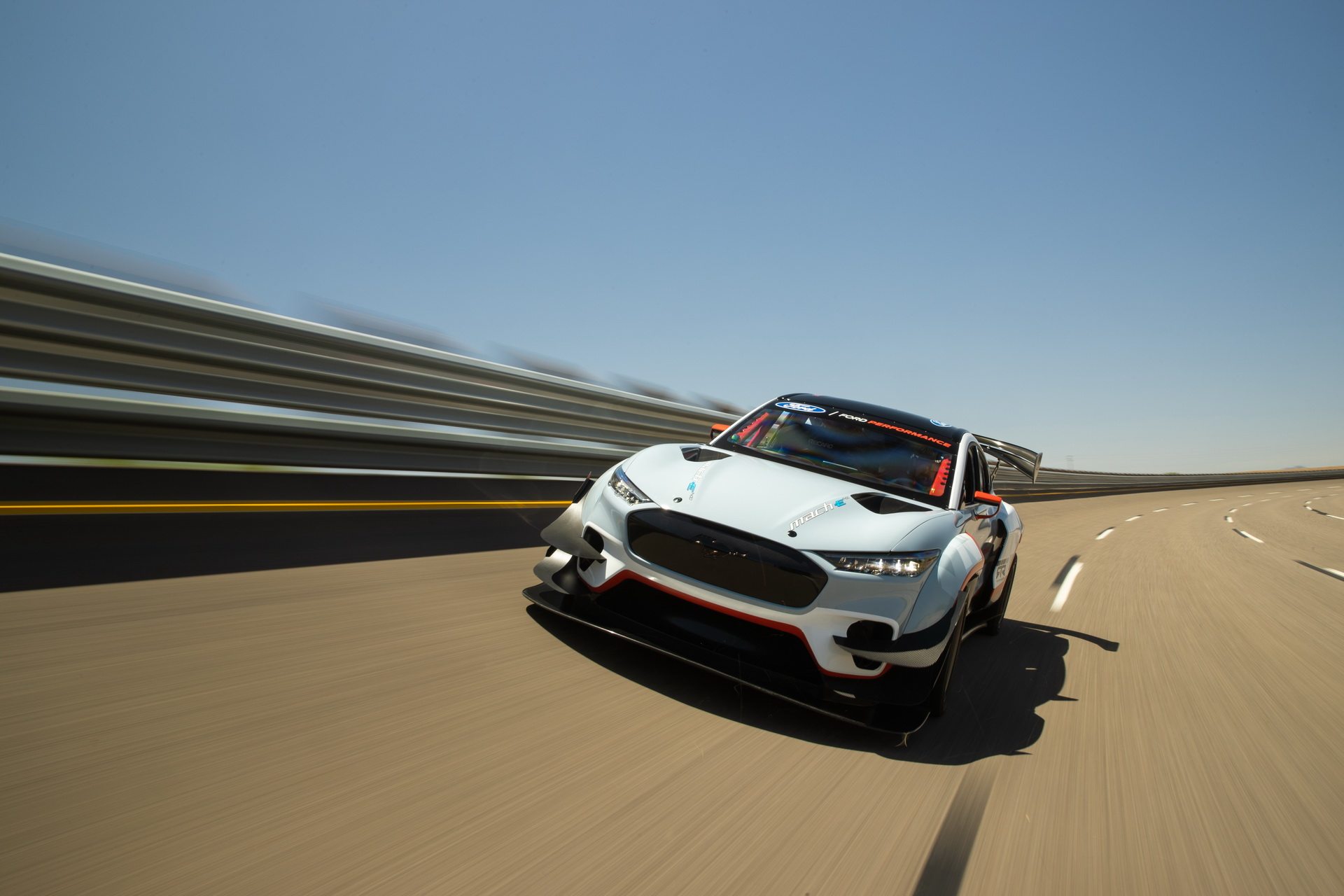 1400马力还无视加油站这野马比前辈更会玩